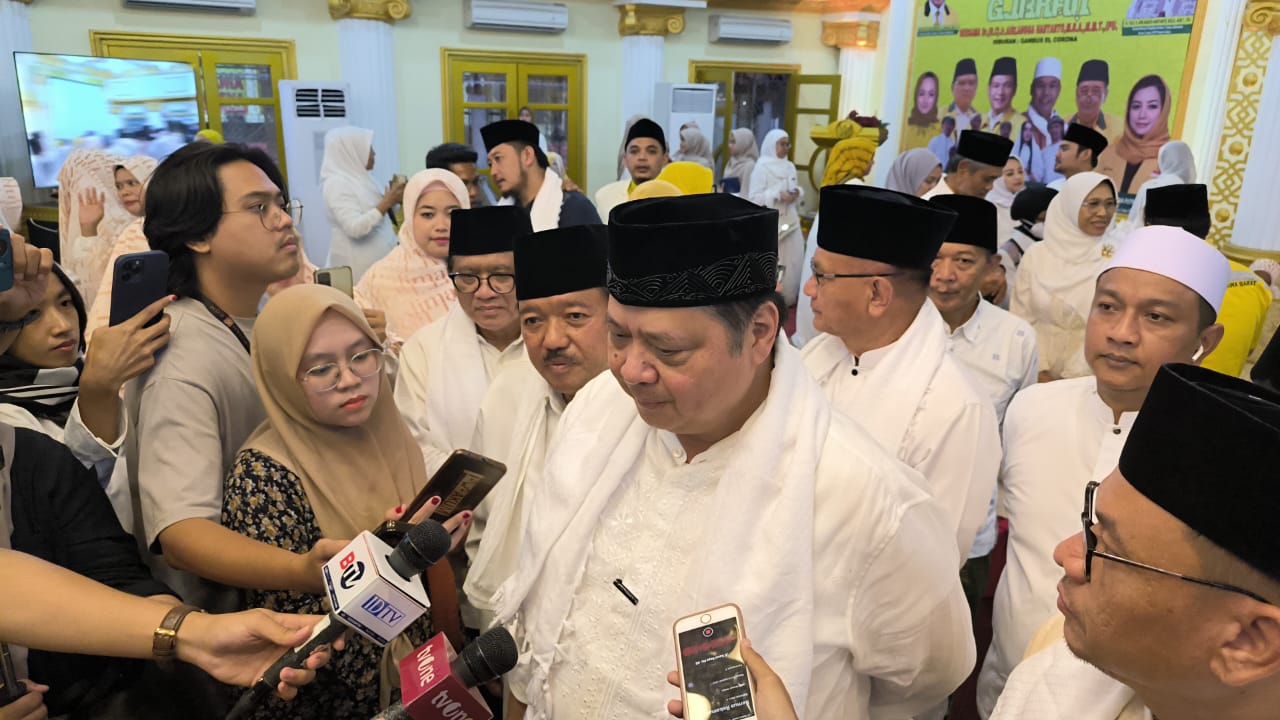 Di Hadapan Jamaah Satkar Ulama, Airlangga Hartarto Janji Tingkatkan Dana Abadi Pesantren Hingga Rp. 50 Triliun Di Hadapan Jamaah Satkar Ulama, Airlangga Hartarto Janji Tingkatkan Dana Abadi Pesantren Hingga Rp. 50 Triliun