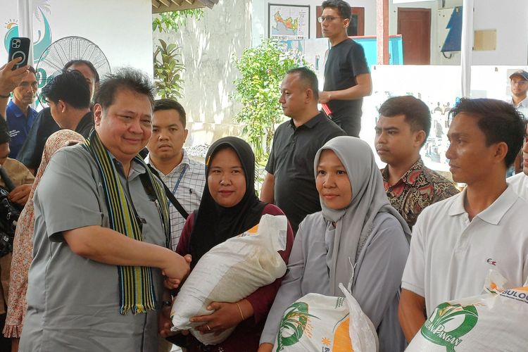 Bansos Jelang Pemilu 2024 Dianggap Politis, Airlangga Hartarto: Sudah Dilakukan Sejak 10 Tahun Lalu Bansos Jelang Pemilu 2024 Dianggap Politis, Airlangga Hartarto: Sudah Dilakukan Sejak 10 Tahun Lalu