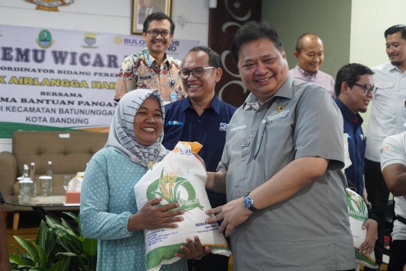 Airlangga Hartarto Salurkan Bantuan Pangan Demi Topang Daya Beli Masyarakat Airlangga Hartarto Salurkan Bantuan Pangan Demi Topang Daya Beli Masyarakat