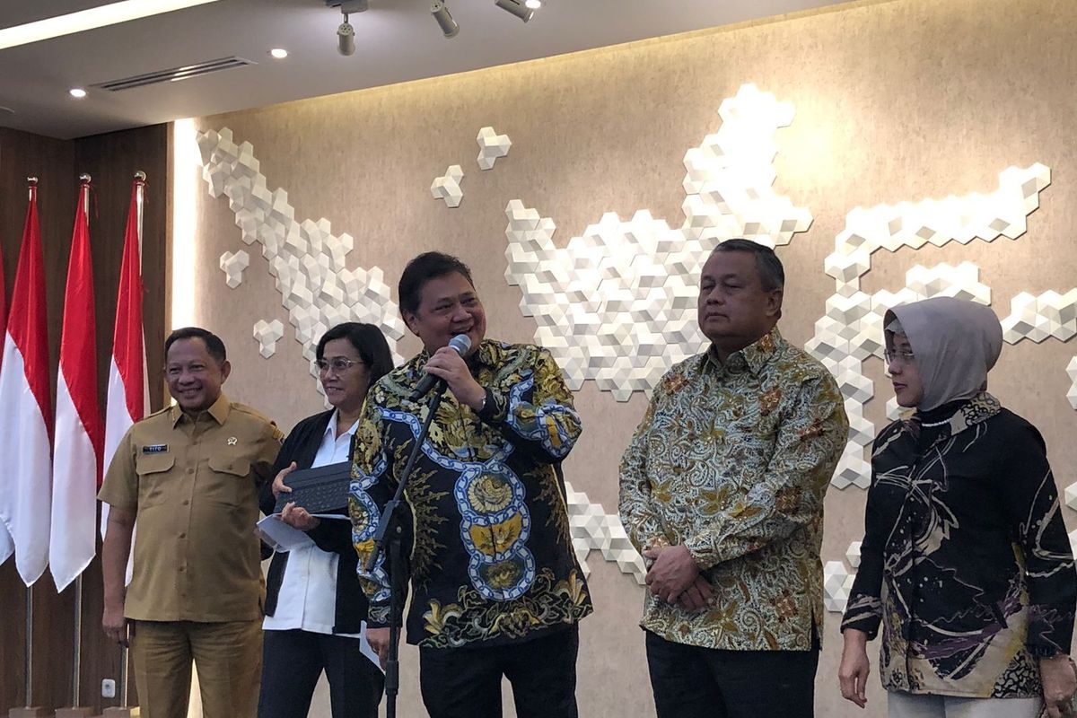 Airlangga Hartarto: Pemerintah Bakal Bagikan BLT Mitigasi Risiko Sebesar Rp. 600 Ribu Mulai Februari 2024 Airlangga Hartarto: Pemerintah Bakal Bagikan BLT Mitigasi Risiko Sebesar Rp. 600 Ribu Mulai Februari 2024