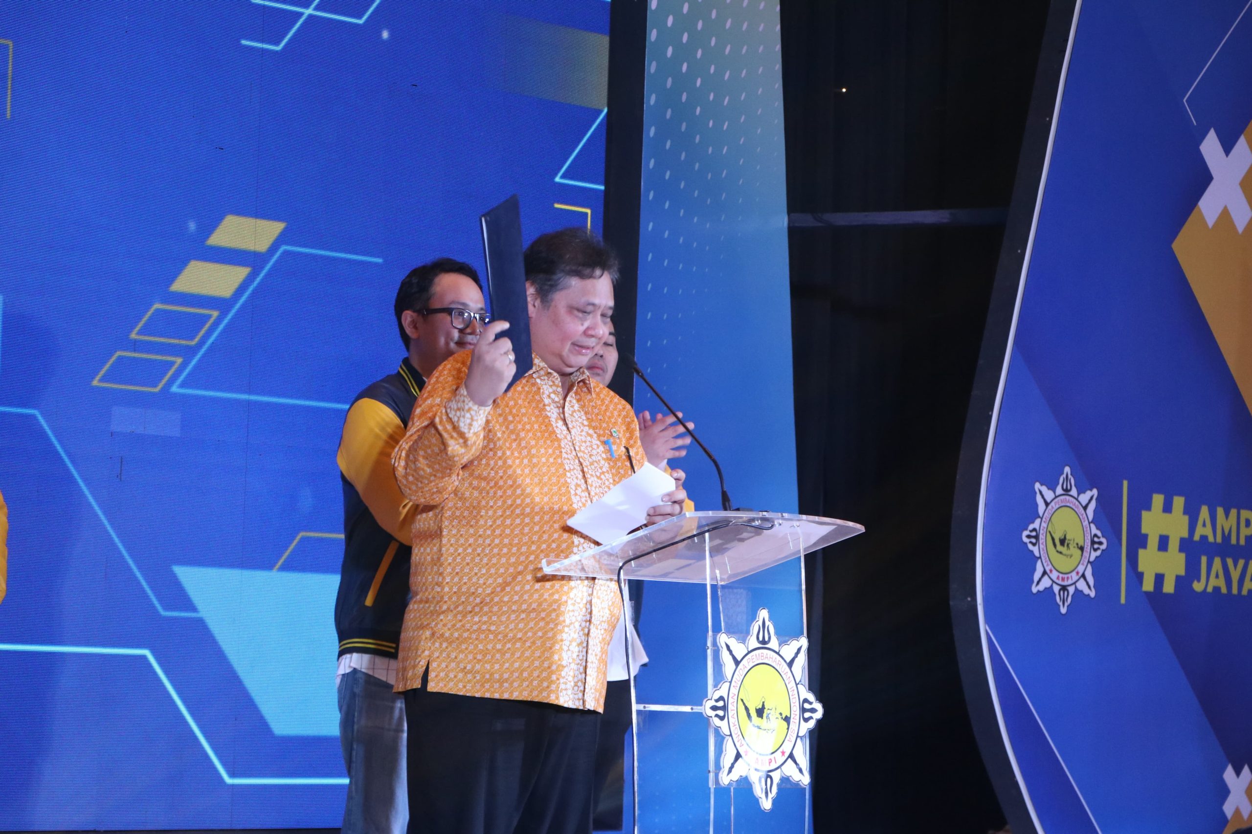 AMPI Tegak Lurus dan Lurus Tegak Dukung Airlangga Hartarto Jadi Ketum DPP Partai Golkar Satu Periode Lagi AMPI Tegak Lurus dan Lurus Tegak Dukung Airlangga Hartarto Jadi Ketum DPP Partai Golkar Satu Periode Lagi