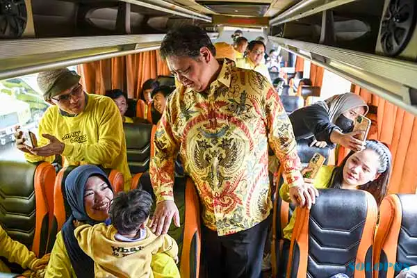 Kegiatan ‘Mudik Gratis’ Partai Golkar Berangkatkan 1000 Orang Pemudik Ke Berbagai Tujuan di Jawa dan Sumatera Kegiatan ‘Mudik Gratis’ Partai Golkar Berangkatkan 1000 Orang Pemudik Ke Berbagai Tujuan di Jawa dan Sumatera