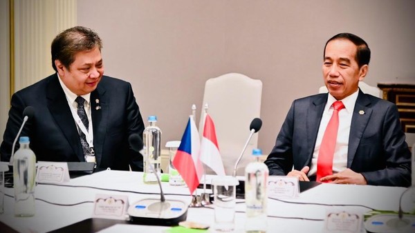 Airlangga Hartarto Ditunjuk Presiden Jokowi Jadi Ketua Pelaksana Tim Nasional OECD Airlangga Hartarto Ditunjuk Presiden Jokowi Jadi Ketua Pelaksana Tim Nasional OECD