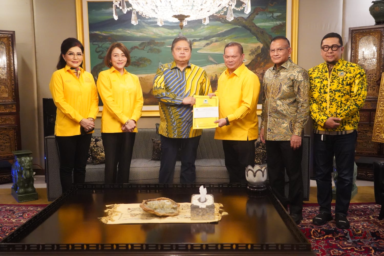 Elly Lasut dan Michaela Elsiana Paruntu Resmi Kantongi SK Dukungan Partai Golkar Untuk Pilgub Sulut Elly Lasut dan Michaela Elsiana Paruntu Resmi Kantongi SK Dukungan Partai Golkar Untuk Pilgub Sulut