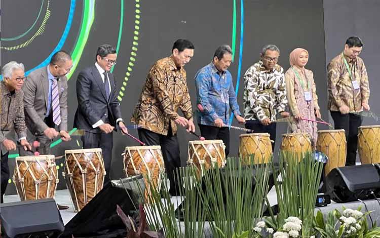 Luhut Pandjaitan Bujuk UEA Bangun Pabrik Aluminium di Kawasan Industri Hijau Kaltara Luhut Pandjaitan Bujuk UEA Bangun Pabrik Aluminium di Kawasan Industri Hijau Kaltara