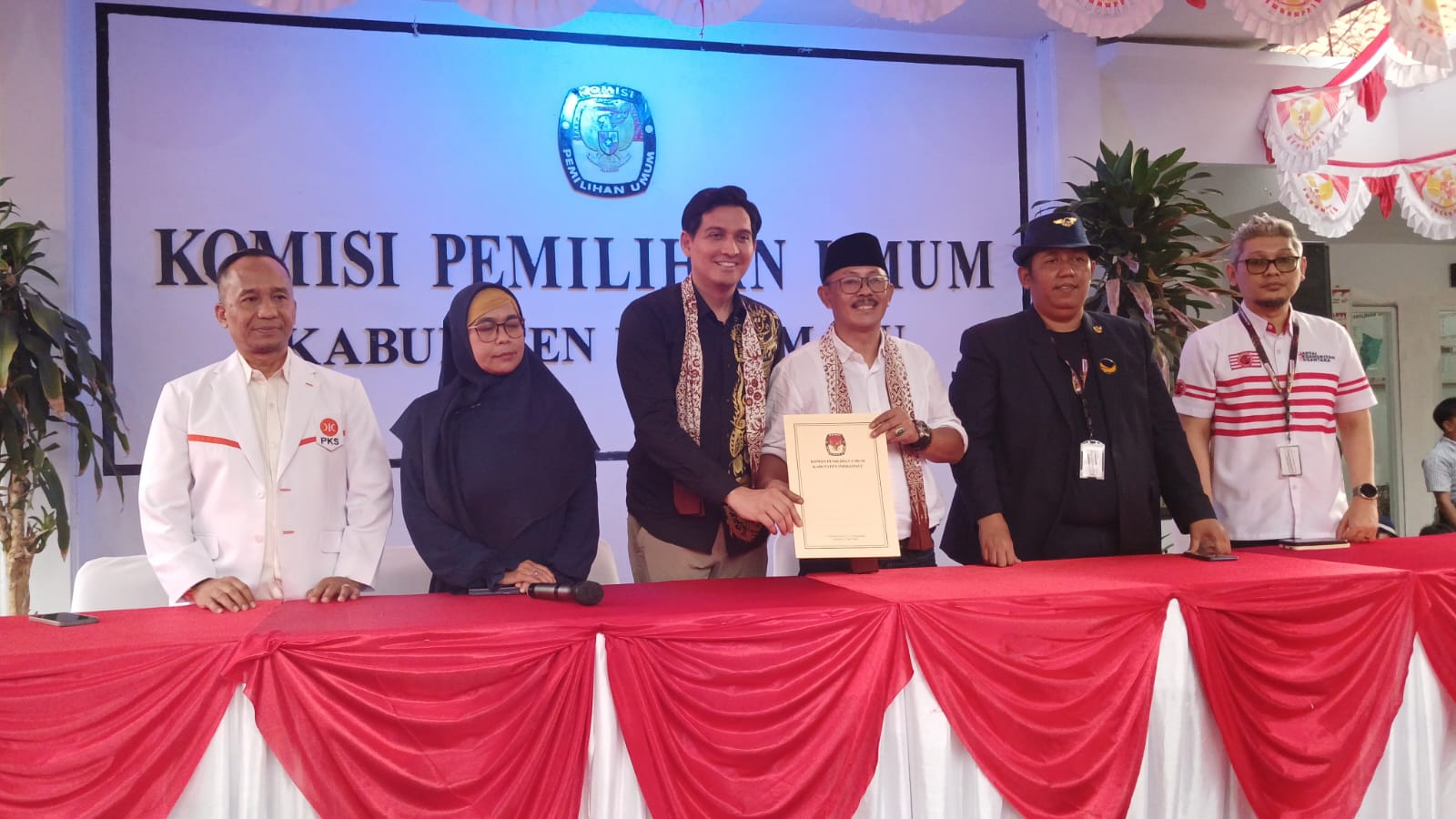 Ketua DPD II Partai Golkar Indramayu, Syaefudin Bersama Lucky Hakim Daftar Pilkada Ke KPU Hari Ini Ketua DPD II Partai Golkar Indramayu, Syaefudin Bersama Lucky Hakim Daftar Pilkada Ke KPU Hari Ini