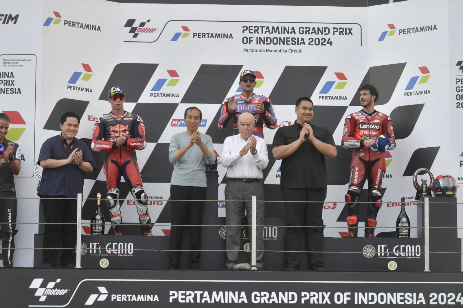 Menpora Dito Serahkan Piala kepada Francesco Bagnaia Juara Ketiga MotoGP Mandalika