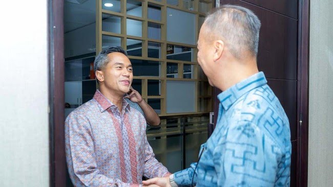 Kolaborasi Kemenperin dan Kadin Indonesia, Menperin Agus Gumiwang dan Anindya Bakrie Bakal Rumuskan Peta Jalan Industri Manufaktur RI Kolaborasi Kemenperin dan Kadin Indonesia, Menperin Agus Gumiwang dan Anindya Bakrie Bakal Rumuskan Peta Jalan Industri Manufaktur RI
