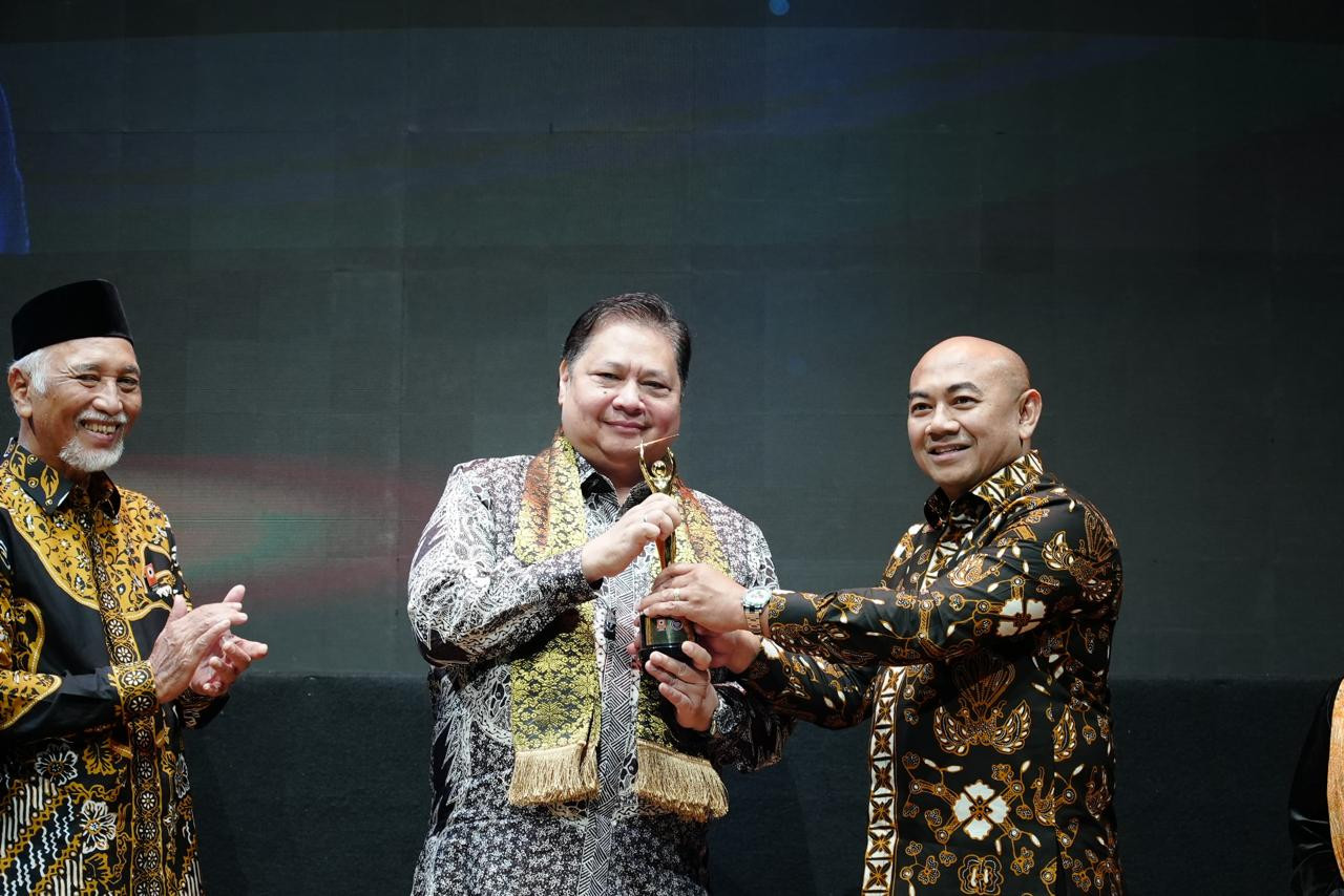 Menteri Airlangga Hartarto Terima Penghargaan Minister Lifetime Achievement Awards Menteri Airlangga Hartarto Terima Penghargaan Minister Lifetime Achievement Awards