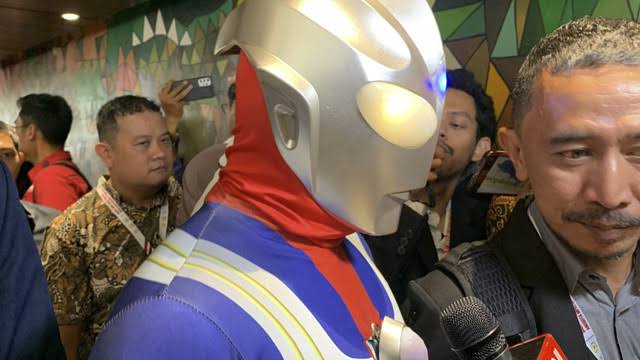 Unik! Jamaludin Malik Cosplay Jadi Ultraman Saat Hadiri Pelantikan Anggota DPR RI Periode 2024-2029