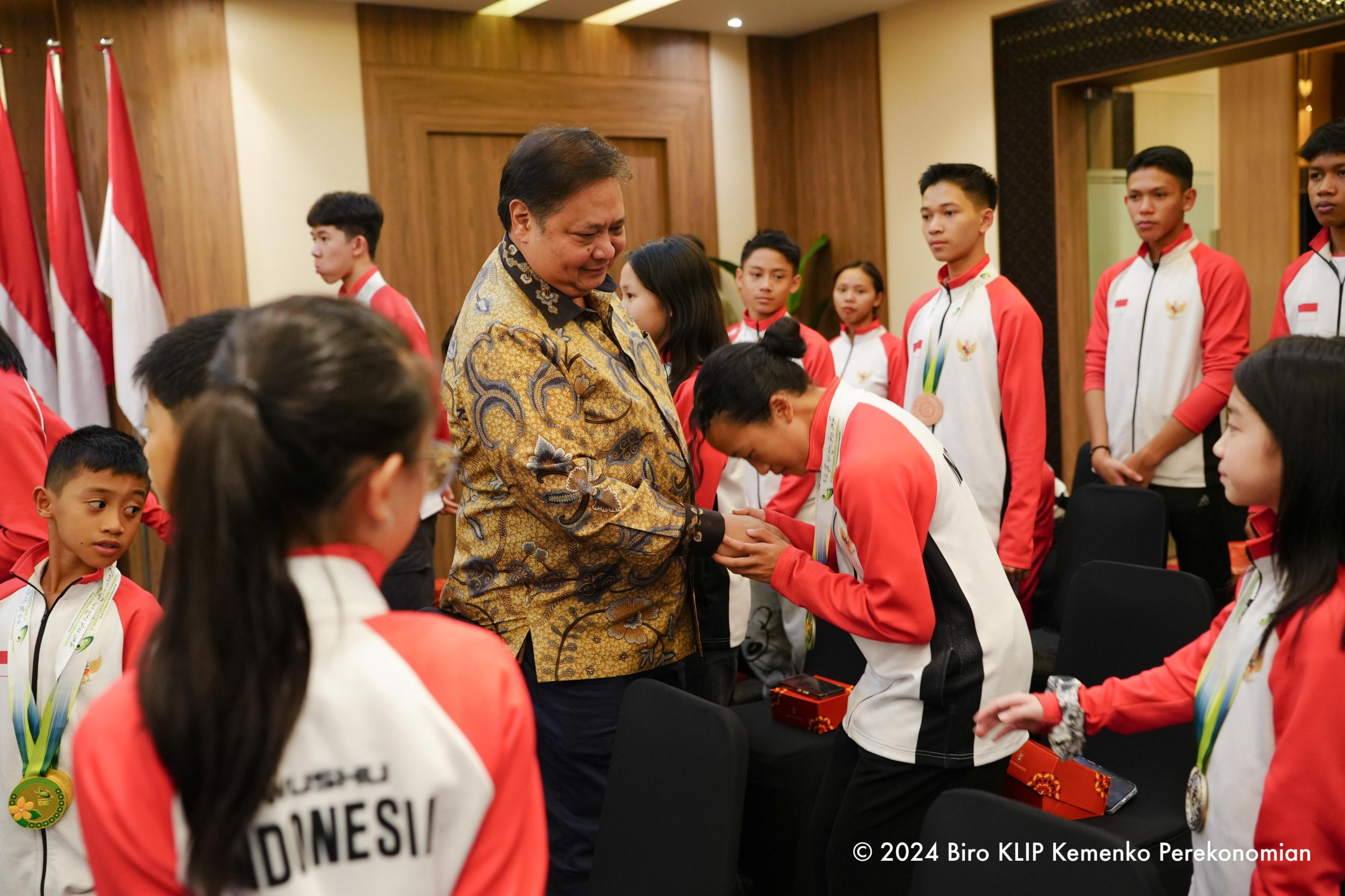 Boyong Medali Terbanyak, Tangan Dingin Menko Airlangga Bawa Indonesia Bangga di Kejuaraan Dunia Junior Wushu 2024 Boyong Medali Terbanyak, Tangan Dingin Menko Airlangga Bawa Indonesia Bangga di Kejuaraan Dunia Junior Wushu 2024
