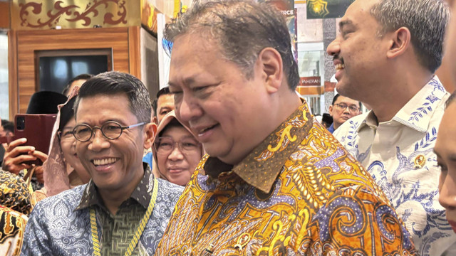Airlangga Kumpulkan Pengusaha, Bahas soal UMP 2025 Airlangga Kumpulkan Pengusaha, Bahas soal UMP 2025