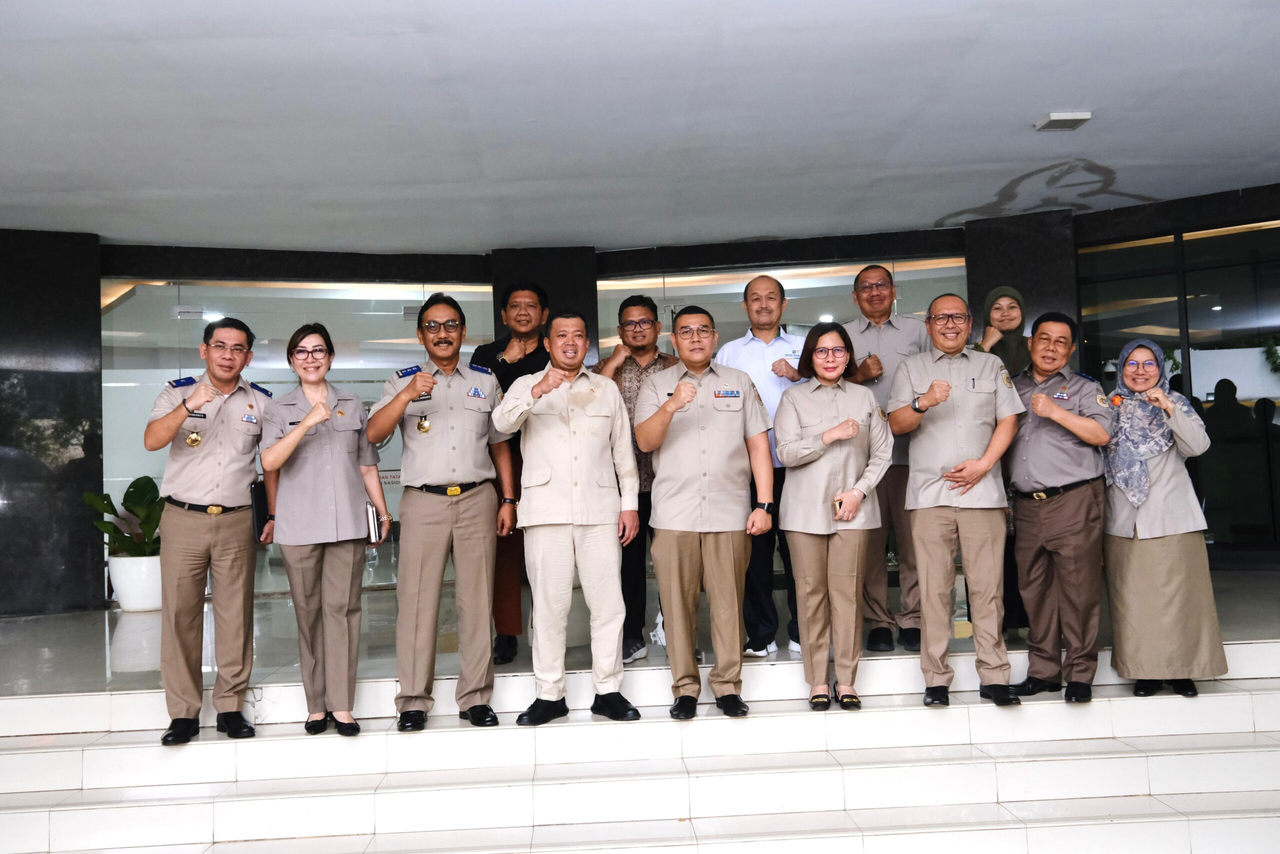 Nusron Wahid Desak Kementerian ATR/BPN: Tingkatkan Pelayanan untuk Rakyat! Nusron Wahid Desak Kementerian ATR/BPN: Tingkatkan Pelayanan untuk Rakyat!