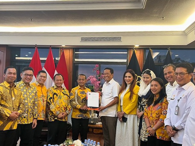 Sah! Ketum Bahlil Terima SK Kepengurusan Partai Golkar dari Kemenkum Sah! Ketum Bahlil Terima SK Kepengurusan Partai Golkar dari Kemenkum
