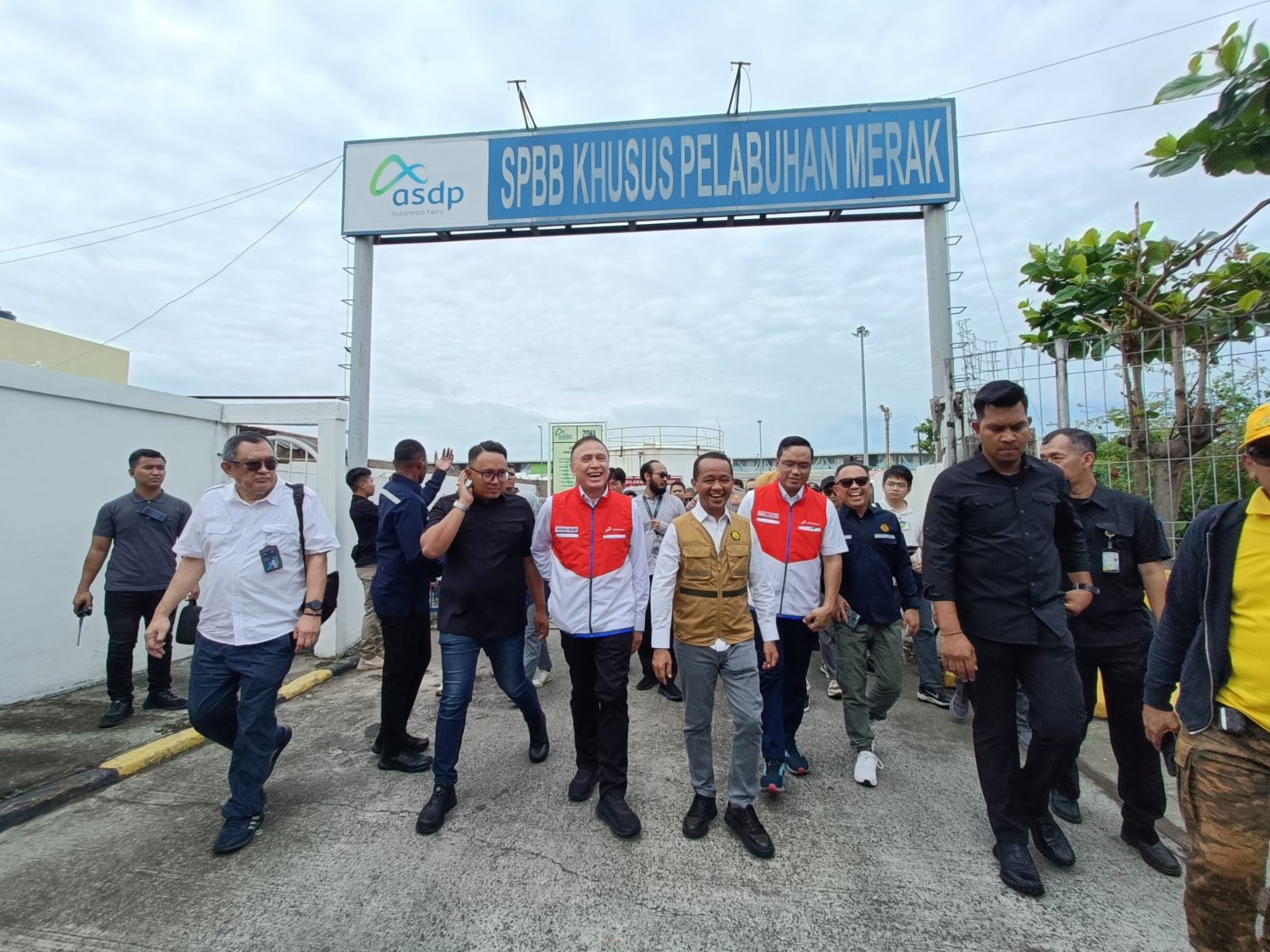 Menteri Bahlil Minta ASDP Tambah Kapasitas Tangki di SPBB Pelabuhan Merak Menteri Bahlil Minta ASDP Tambah Kapasitas Tangki di SPBB Pelabuhan Merak
