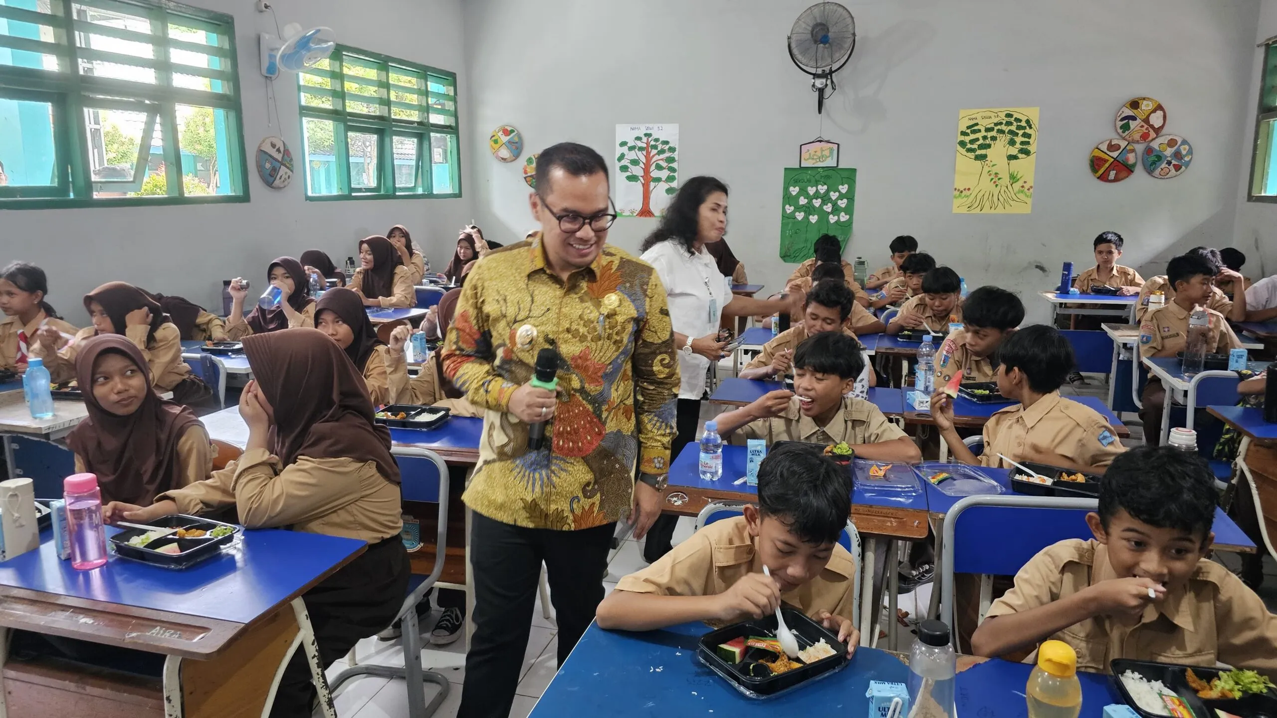 Wakil Wali Kota Pilar Saga Ichsan Tinjau Makan Bergizi Gratis di SMPN 19 Tangsel