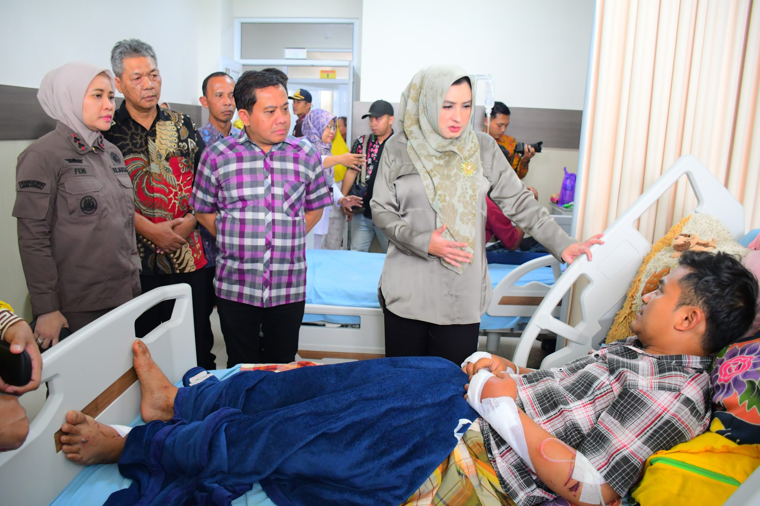 Kunjungi Korban Longsor Petungkriyono Di RSUD Kajen, Bupati Fadia : ‘’Kita Menjamin Biaya Perawatannya’’ Kunjungi Korban Longsor Petungkriyono Di RSUD Kajen, Bupati Fadia : ‘’Kita Menjamin Biaya Perawatannya’’