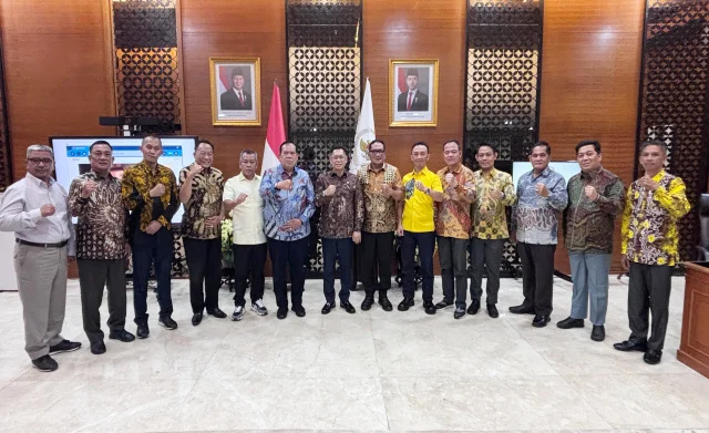 12 Ketua DPD II se-Lampung Solid Dukung Aprozi Alam Sebagai Ketua DPD I Partai Golkar Lampung 12 Ketua DPD II se-Lampung Solid Dukung Aprozi Alam Sebagai Ketua DPD I Partai Golkar Lampung