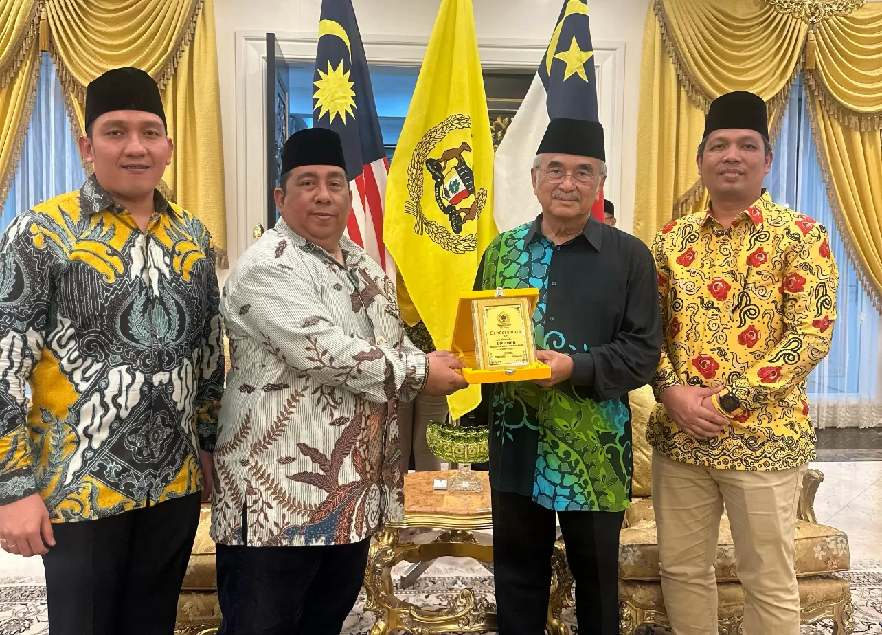 Gaya Diplomasi Luar Negeri AMPG: Kunjungi Sultan Malaka, Tun Seri Setia Mohd Ali Bin Mohd Rustam Gaya Diplomasi Luar Negeri AMPG: Kunjungi Sultan Malaka, Tun Seri Setia Mohd Ali Bin Mohd Rustam