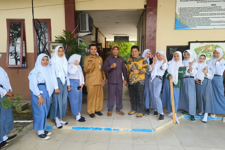 Anggota DPRD Babel, Leviyan Desak Percepatan Penyelesaian Renovasi Gedung Sekolah SMAN 1 Menok Anggota DPRD Babel, Leviyan Desak Percepatan Penyelesaian Renovasi Gedung Sekolah SMAN 1 Menok