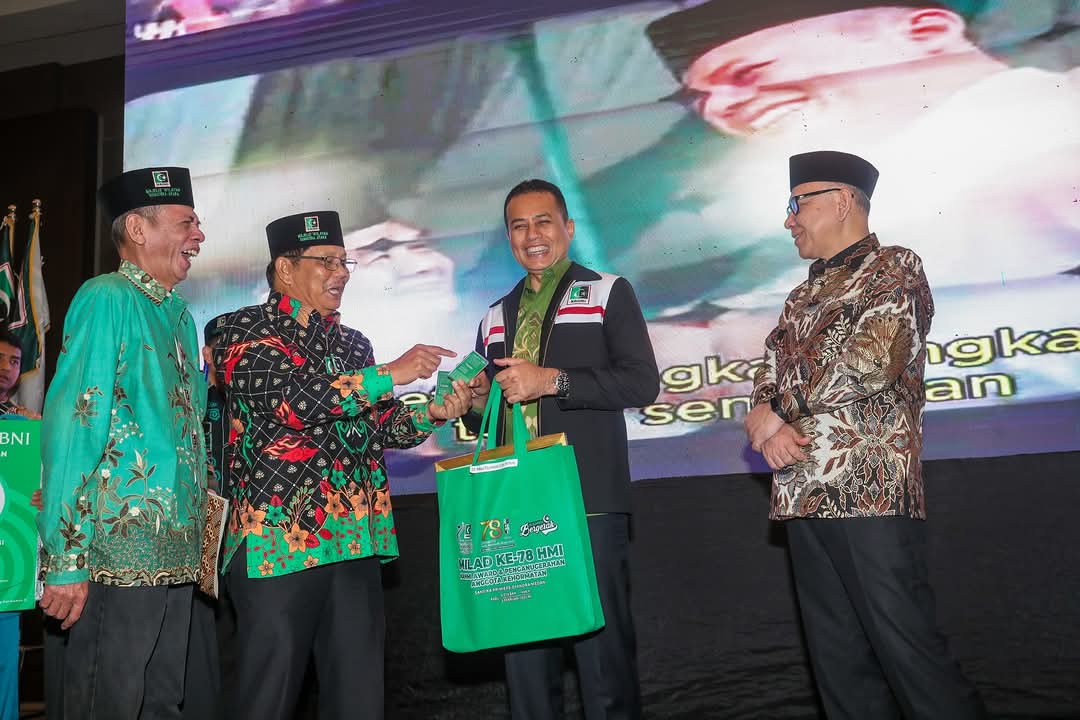 KAHMI Sumut Beri Musa Rajekshah Penghargaan dan Anggota Kehormatan di Momen Milad HMI Ke-78 KAHMI Sumut Beri Musa Rajekshah Penghargaan dan Anggota Kehormatan di Momen Milad HMI Ke-78