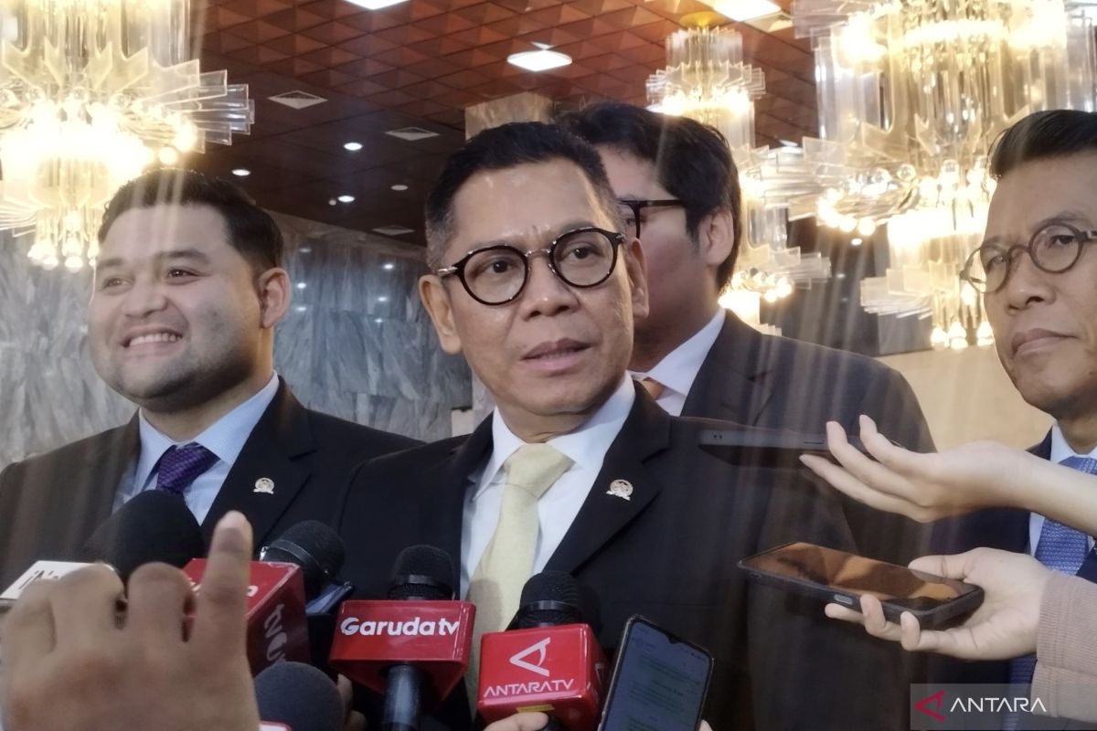 Adies Kadir Tegaskan Pembahasan Larangan Berbisnis bagi TNI dalam Revisi UU TNI Adies Kadir Tegaskan Pembahasan Larangan Berbisnis bagi TNI dalam Revisi UU TNI