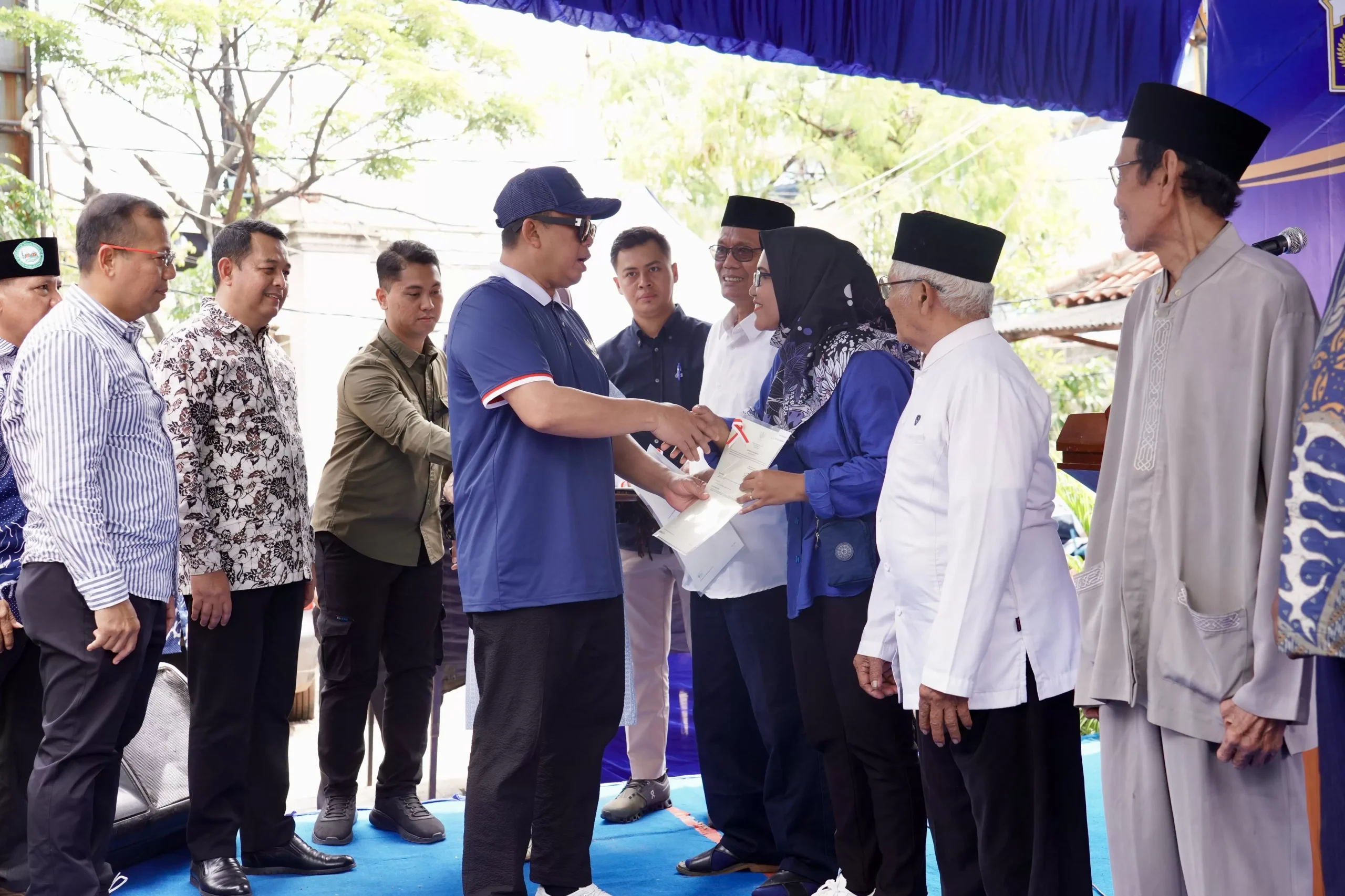 Menteri ATR/BPN Nusron Wahid Serahkan 507 Sertifikat HGB kepada Warga Kampung Nelayan Muara Angke Menteri ATR/BPN Nusron Wahid Serahkan 507 Sertifikat HGB kepada Warga Kampung Nelayan Muara Angke