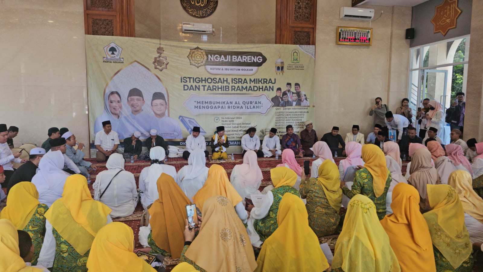 Sri Suparni Bahlil Lahadalia Resmikan Majelis Al-Qur’an Senin-Kamis di Masjid Ainul Hikmah DPP Partai Golkar Sri Suparni Bahlil Lahadalia Resmikan Majelis Al-Qur’an Senin-Kamis di Masjid Ainul Hikmah DPP Partai Golkar