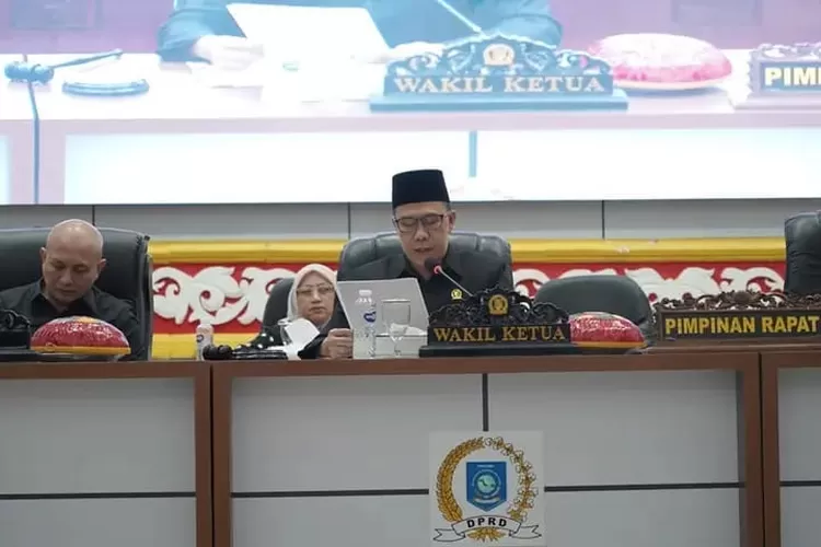 Eddy Iskandar Soroti Sepinya Paripurna Penyampaian LKPJ di DPRD Babel, Singgung Kedisiplinan Para OPD Eddy Iskandar Soroti Sepinya Paripurna Penyampaian LKPJ di DPRD Babel, Singgung Kedisiplinan Para OPD