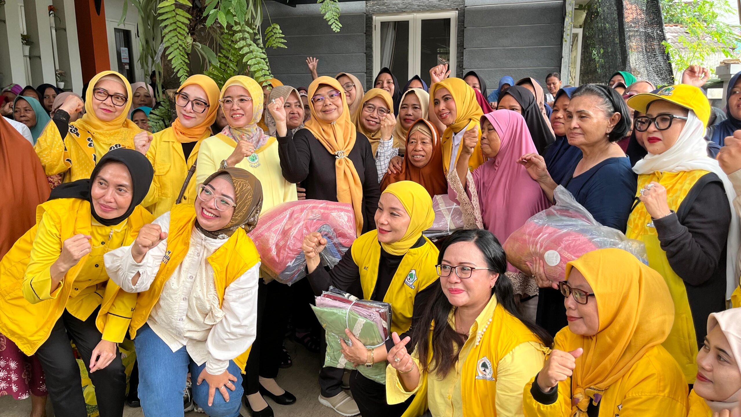 Kunjungi Korban Banjir Kota Bekasi, Sri Suparni Bahlil Tekankan Pentingnya Gotong Royong Untuk Atasi Banjir Kunjungi Korban Banjir Kota Bekasi, Sri Suparni Bahlil Tekankan Pentingnya Gotong Royong Untuk Atasi Banjir