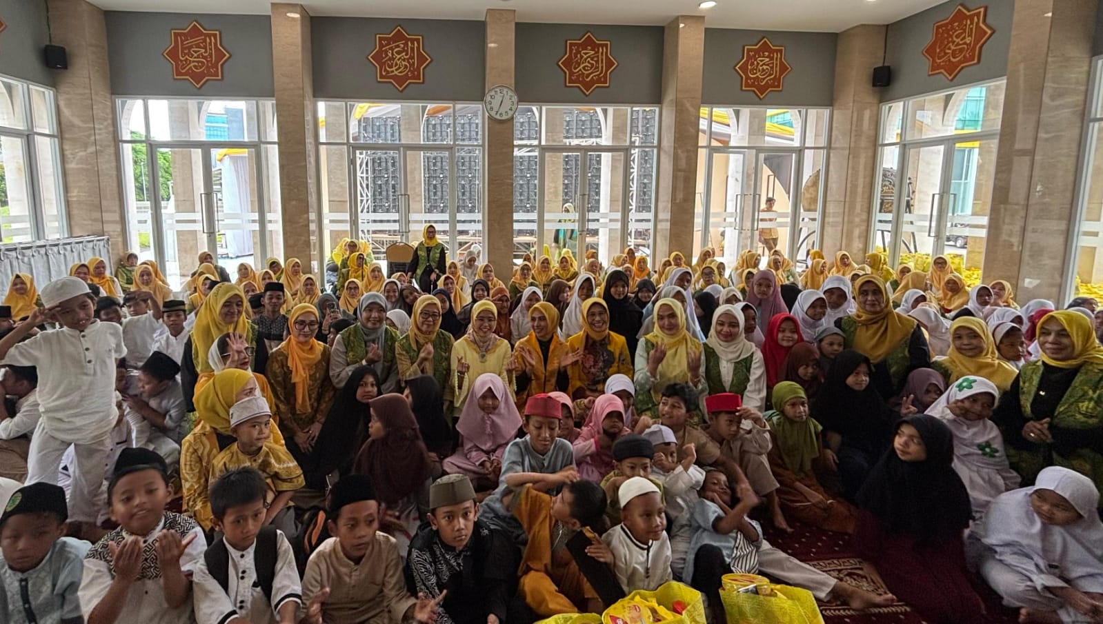 DPP Pengajian Al-Hidayah dan DKM Masjid Ainul Hikmah Berbagi Sembako dan Santunan Untuk Yatim, Dhuafa dan Korban Banjir