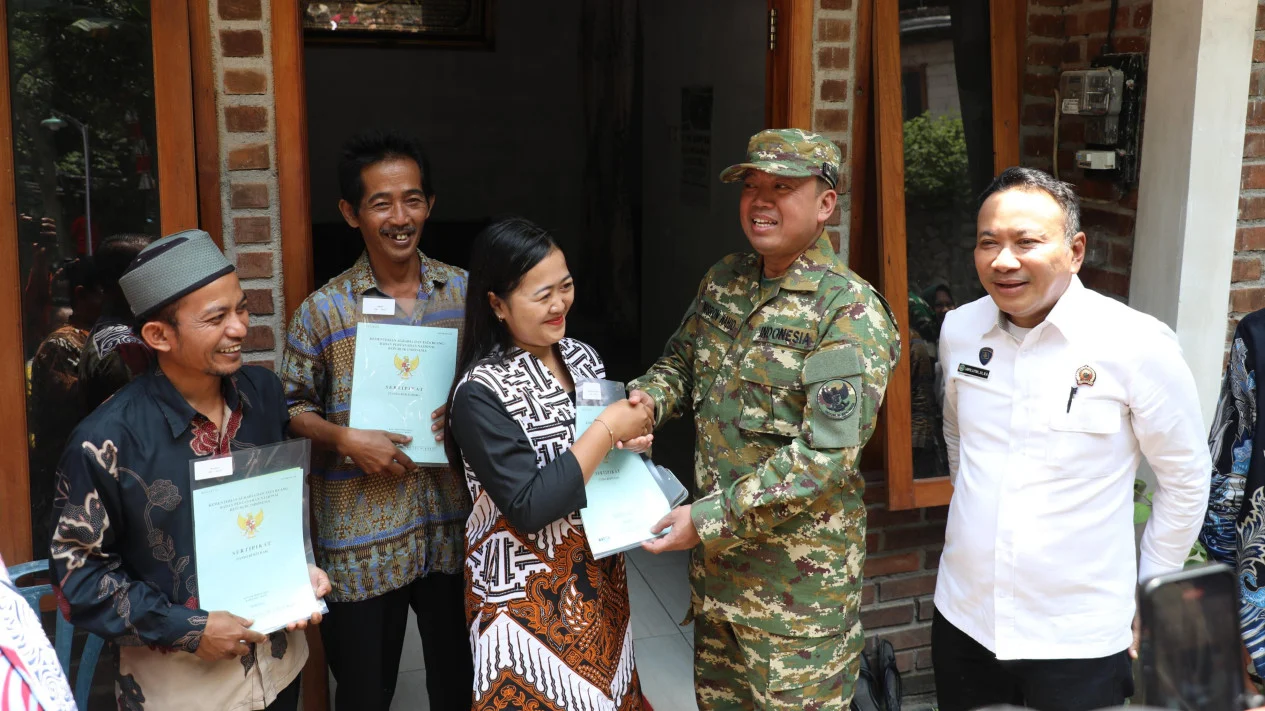 965 Sertifikat Tanah Dibagikan! Nusron Wahid Dorong Kepastian Hukum untuk Warga Jateng 965 Sertifikat Tanah Dibagikan! Nusron Wahid Dorong Kepastian Hukum untuk Warga Jateng