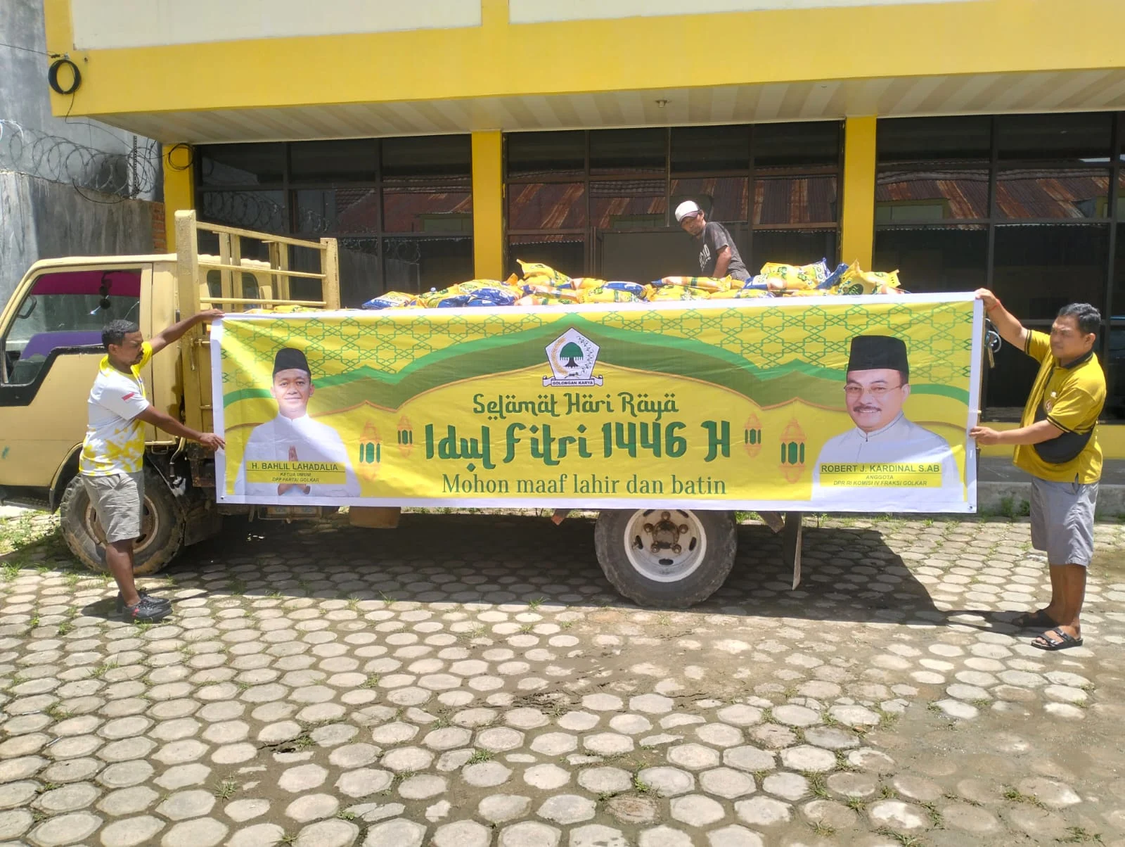 Robert J. Kardinal Tebar Ribuan Paket Sembako untuk Warga Papua Barat Daya Jelang Hari Raya Robert J. Kardinal Tebar Ribuan Paket Sembako untuk Warga Papua Barat Daya Jelang Hari Raya