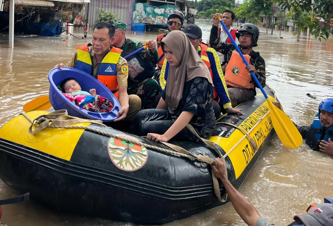 Wabup Bogor Jaro Ade Terjun ke Lokasi Banjir, Evakuasi Bayi 3 Bulan di Gunung Putri