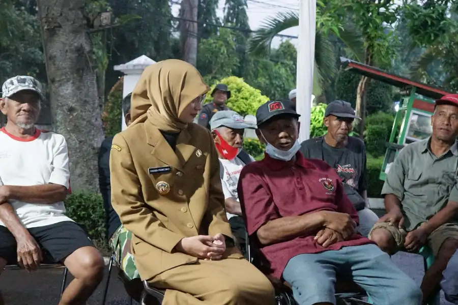 Tak Berjarak! Vinanda Prameswati Duduk Bersama Tukang Becak di Momen Berbuka Puasa Tak Berjarak! Vinanda Prameswati Duduk Bersama Tukang Becak di Momen Berbuka Puasa
