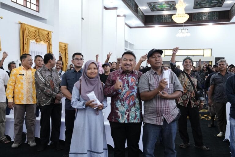 Bupati Subang Reynaldy Putra Beri Kompensasi UMKM Terdampak Penertiban Bangunan Liar di Dawuan Kaler Bupati Subang Reynaldy Putra Beri Kompensasi UMKM Terdampak Penertiban Bangunan Liar di Dawuan Kaler