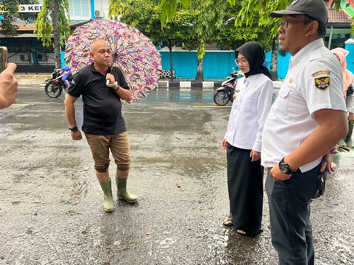 Aksi Nyata! Wali Kota Kediri Vinanda Prameswati Turun Tangan Bersihkan Sampah Penyebab Banjir