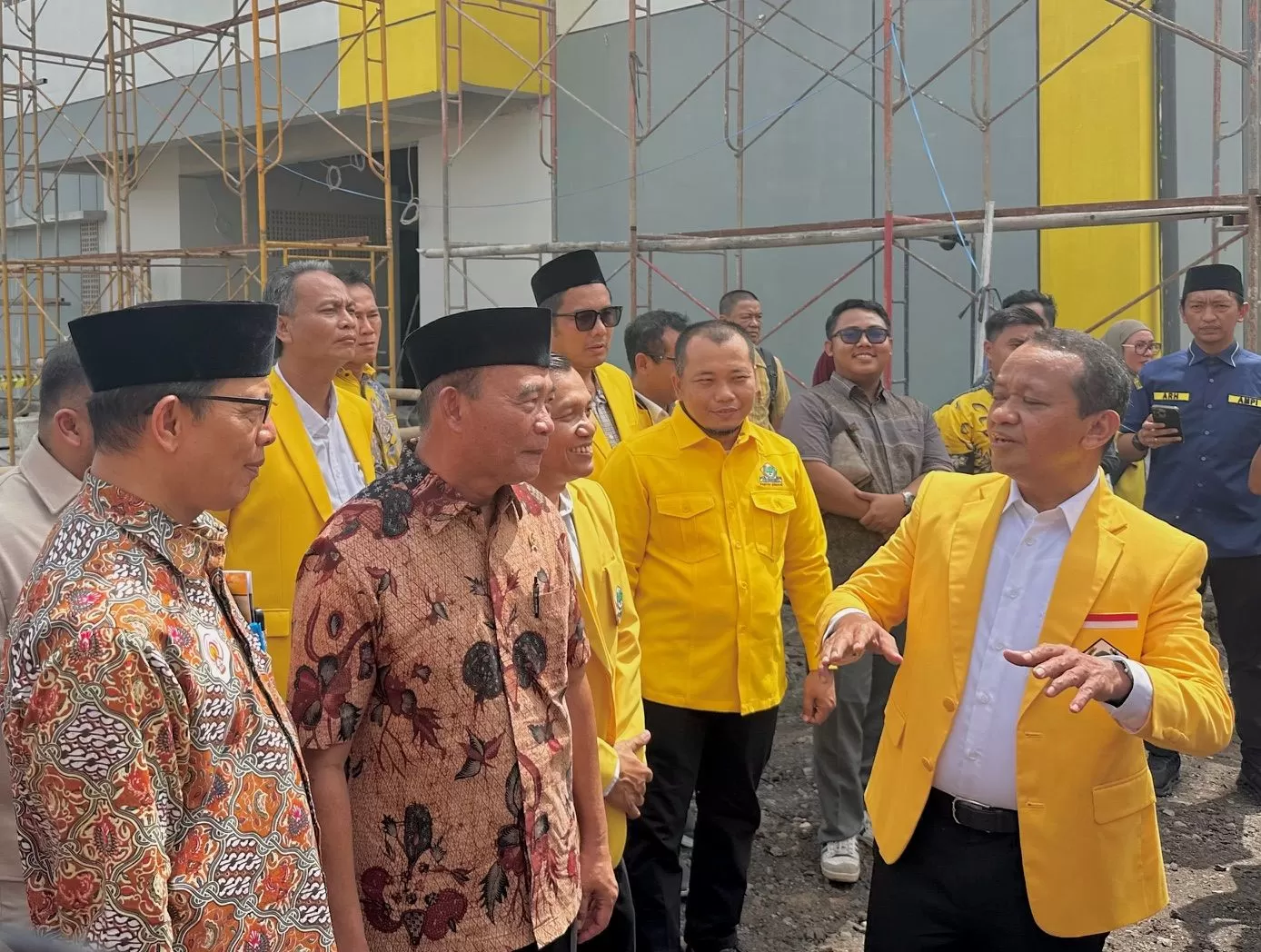 Bahlil Lahadalia: Golkar dan Muhammadiyah Seperti Ibu dan Anak, Bangun Asrama Rp22 Miliar Tanpa Termin! Bahlil Lahadalia: Golkar dan Muhammadiyah Seperti Ibu dan Anak, Bangun Asrama Rp22 Miliar Tanpa Termin!
