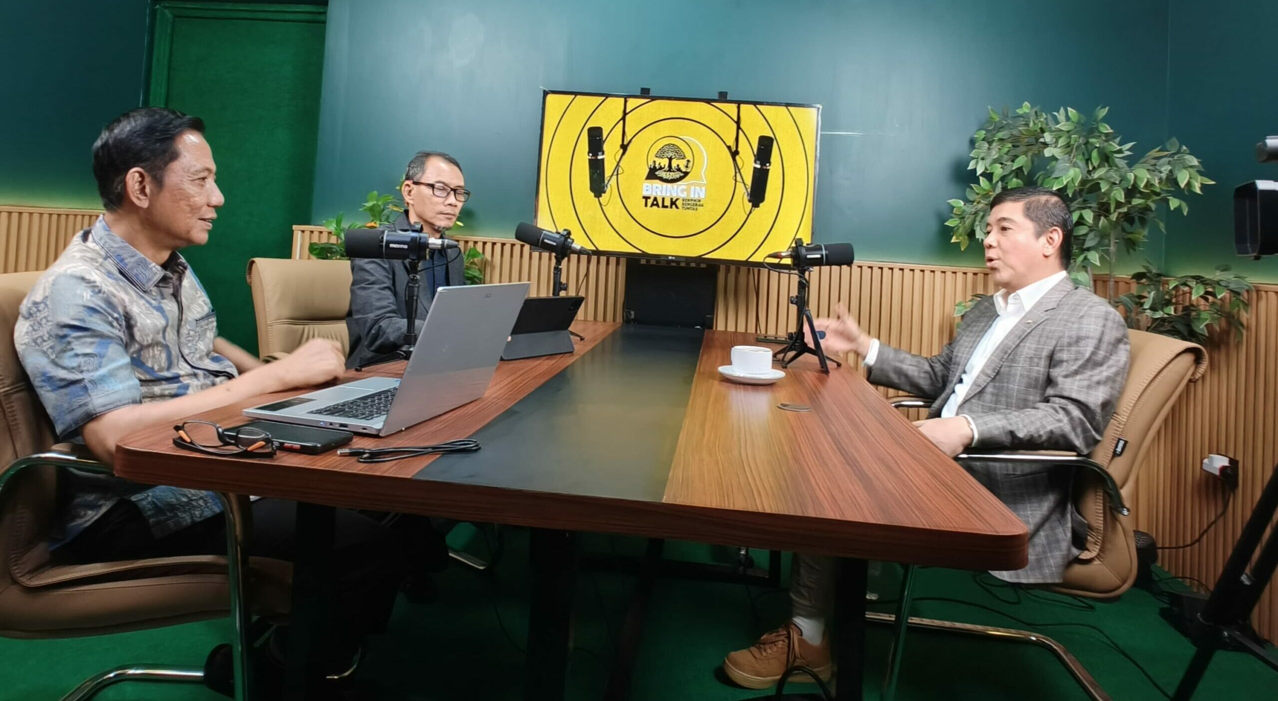 Balitbang Golkar Luncurkan Podcast “Bring in Talk” untuk Jalin Komunikasi Kader ke Pelosok Balitbang Golkar Luncurkan Podcast “Bring in Talk” untuk Jalin Komunikasi Kader ke Pelosok