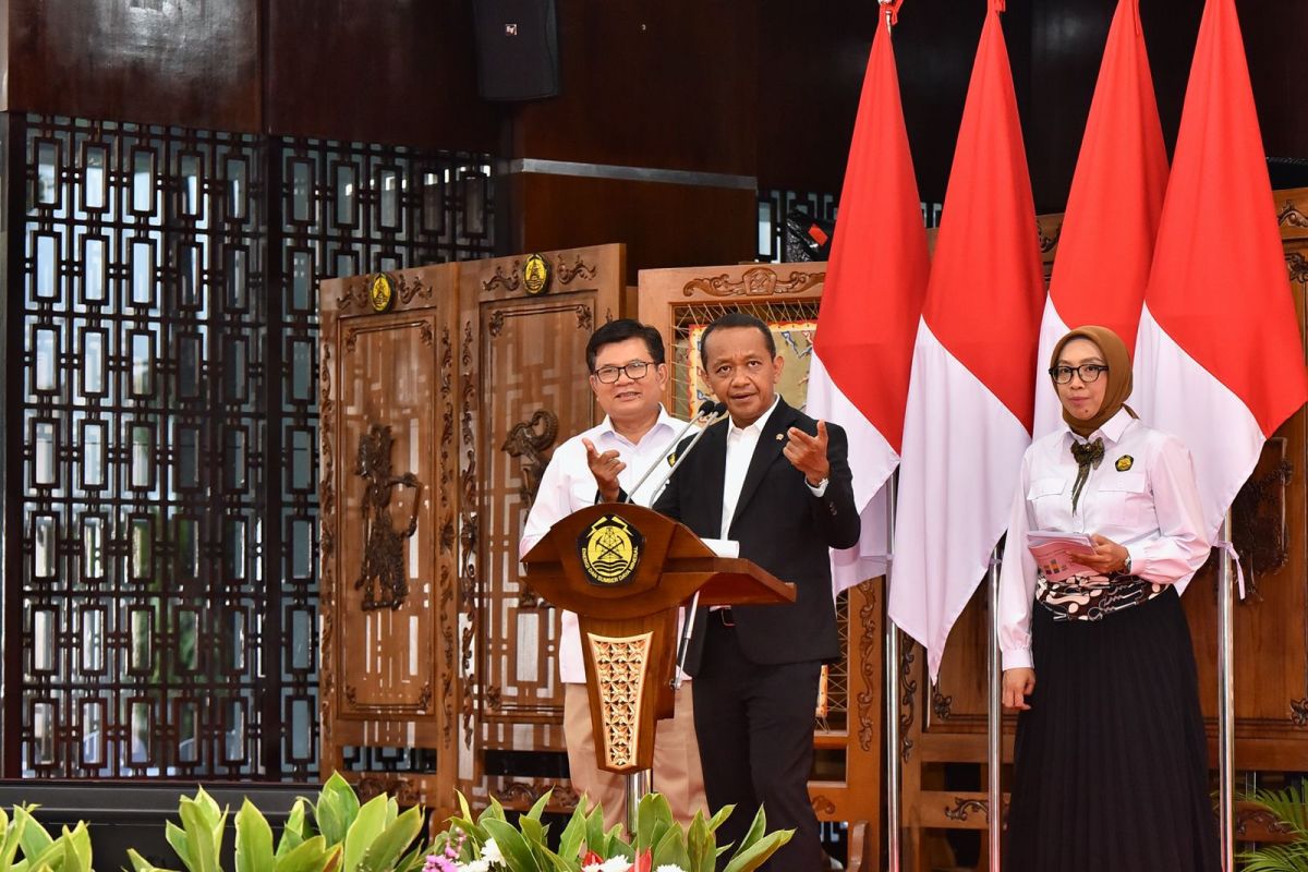 Menteri Bahlil: Investasi Rp565 Triliun Disiapkan untuk Proyek Transmisi Listrik Nasional Menteri Bahlil: Investasi Rp565 Triliun Disiapkan untuk Proyek Transmisi Listrik Nasional