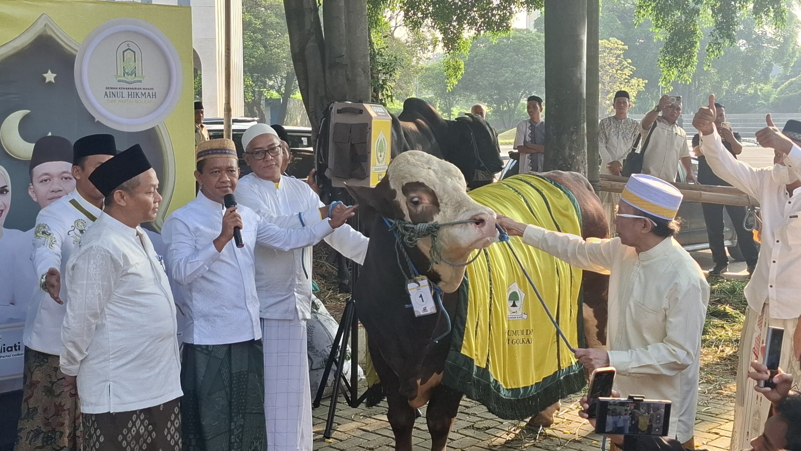 Bahlil Lahadalia Serahkan Sapi Kurban Jumbo 1,2 Ton ke Masjid Ainul Hikmah DPP Golkar Bahlil Lahadalia Serahkan Sapi Kurban Jumbo 1,2 Ton ke Masjid Ainul Hikmah DPP Golkar