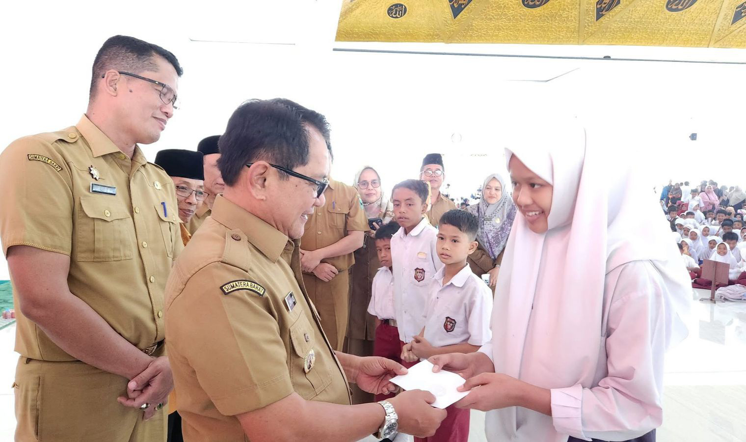 Bupati John Kenedy Azis Tebar 3.665 Beasiswa untuk Siswa SD & SMP Bupati John Kenedy Azis Tebar 3.665 Beasiswa untuk Siswa SD & SMP