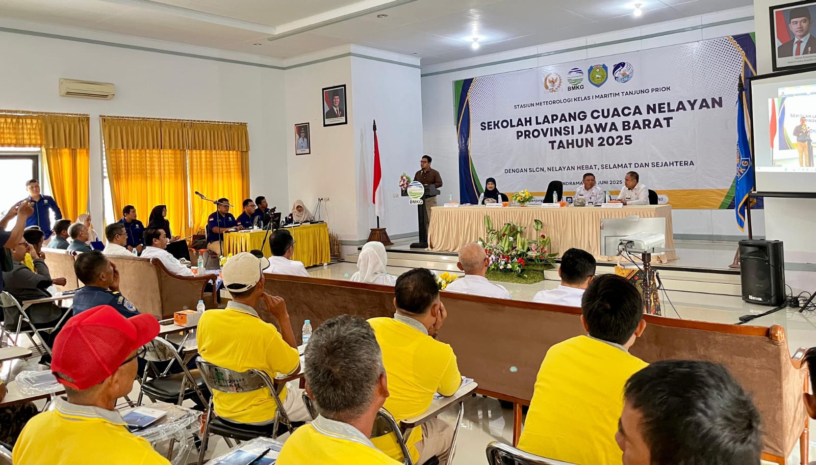 Daniel Mutaqien dan BMKG Gelar SLCN Untuk Nelayan Indramayu Soal Teknologi Informasi Cuaca Maritim Daniel Mutaqien dan BMKG Gelar SLCN Untuk Nelayan Indramayu Soal Teknologi Informasi Cuaca Maritim