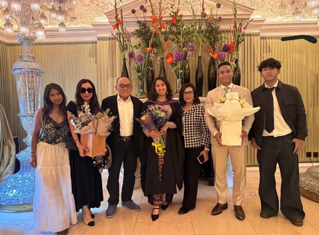 Cucu Aburizal Bakrie, Alisha Resmi Lulus dari London School of Economics