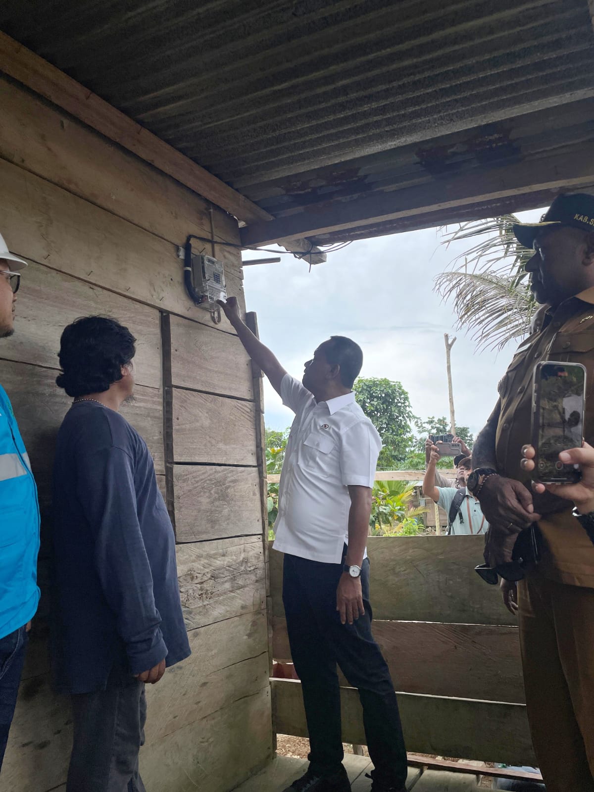 Bahlil Lahadalia Pastikan 300 Rumah di Sarmi Papua Teraliri Listrik Tahun Ini