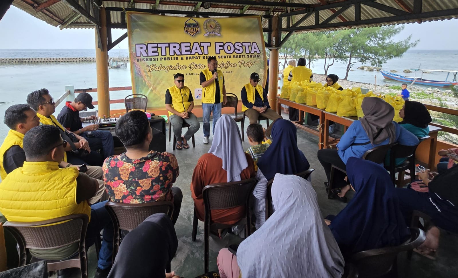 Gelar Retret dan Bakti Sosial, FOSTA Fraksi Partai Golkar DPR RI Bagikan Sembako Untuk Warga Pulau Tidung