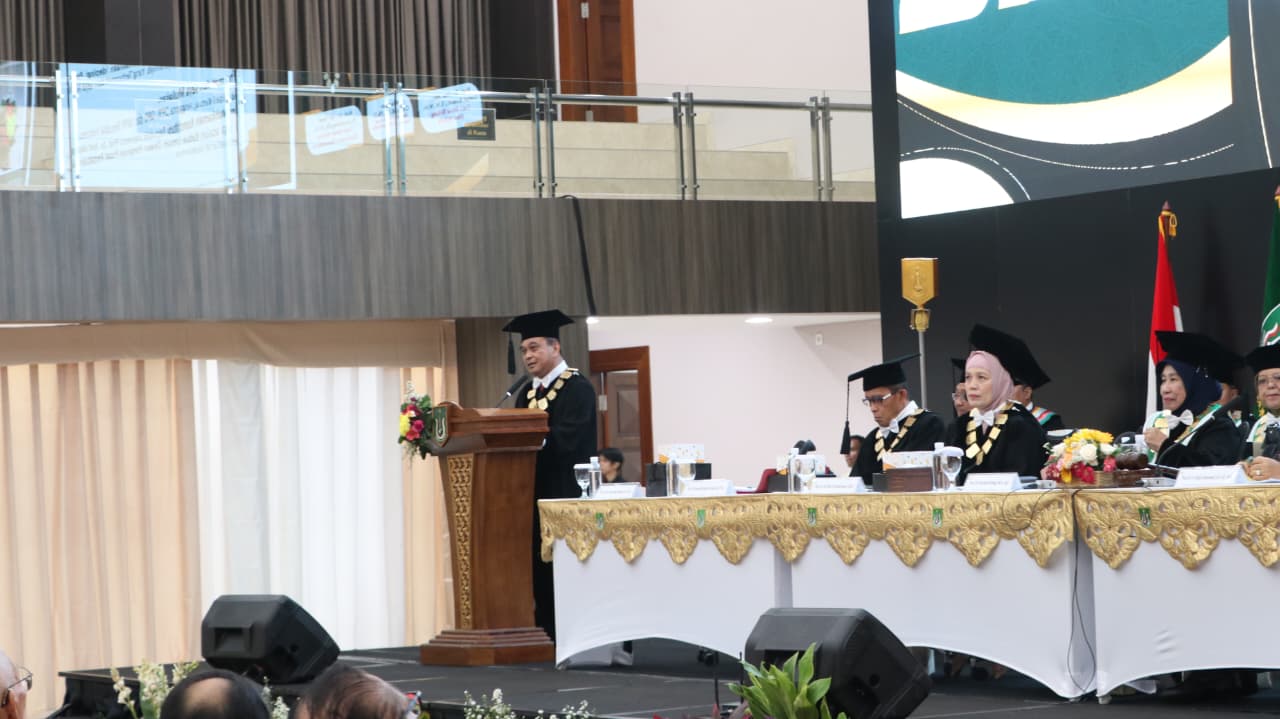 Ganjar Razuni Kritik Sistem Politik: Dari Pertarungan Gagasan Jadi Pertarungan Isi Tas Ganjar Razuni Kritik Sistem Politik: Dari Pertarungan Gagasan Jadi Pertarungan Isi Tas