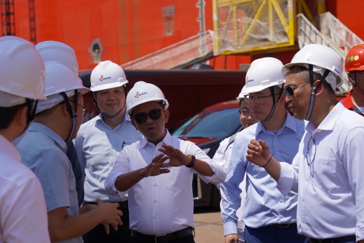 Bahlil Lahadalia Tinjau Pembangunan FLNG Raksasa di Tiongkok untuk Gas Papua Barat Bahlil Lahadalia Tinjau Pembangunan FLNG Raksasa di Tiongkok untuk Gas Papua Barat