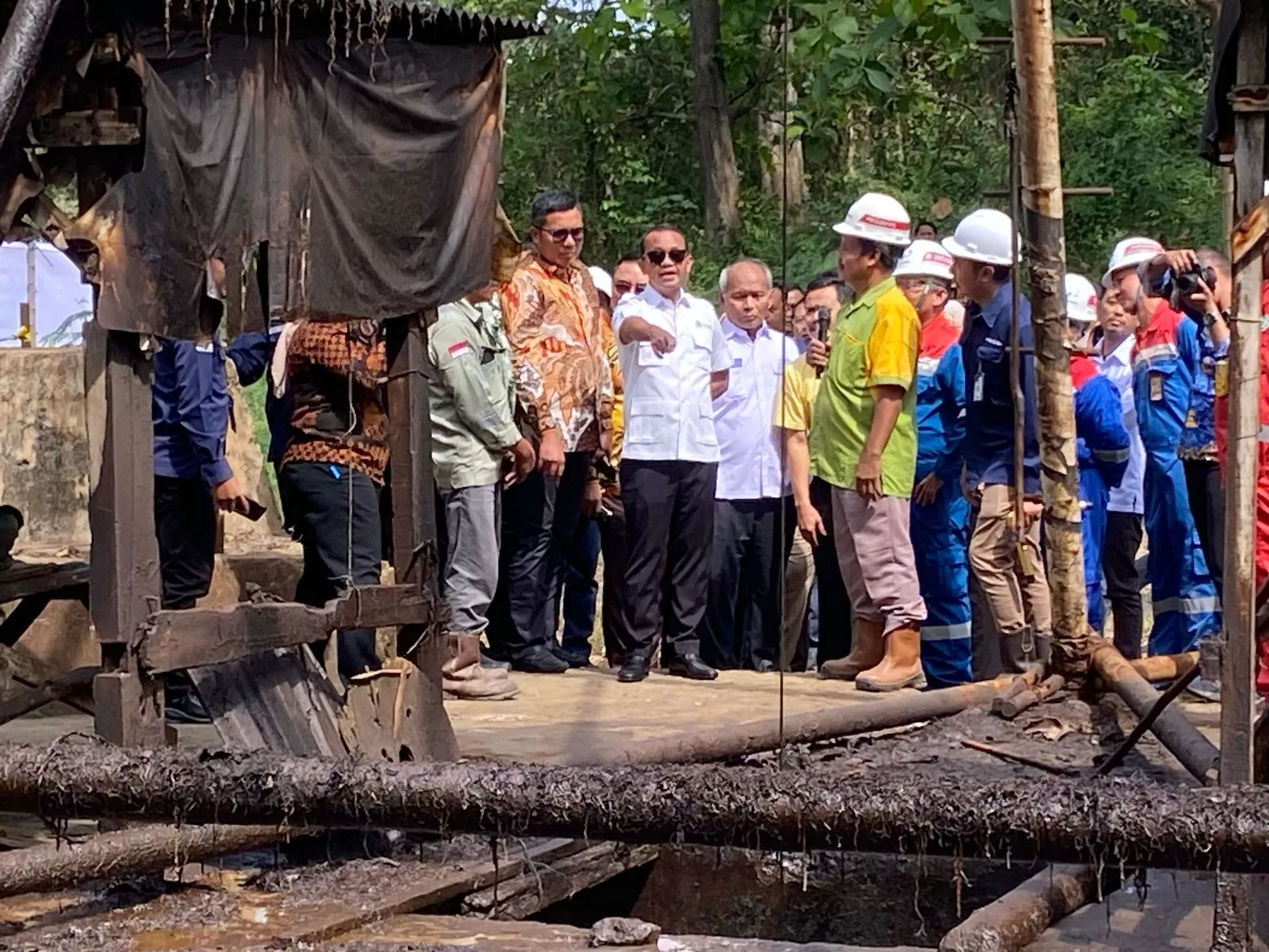 Bahlil Lahadalia Legalkan Sumur Tua, Ciptakan Ratusan Ribu Lapangan Kerja Bahlil Lahadalia Legalkan Sumur Tua, Ciptakan Ratusan Ribu Lapangan Kerja
