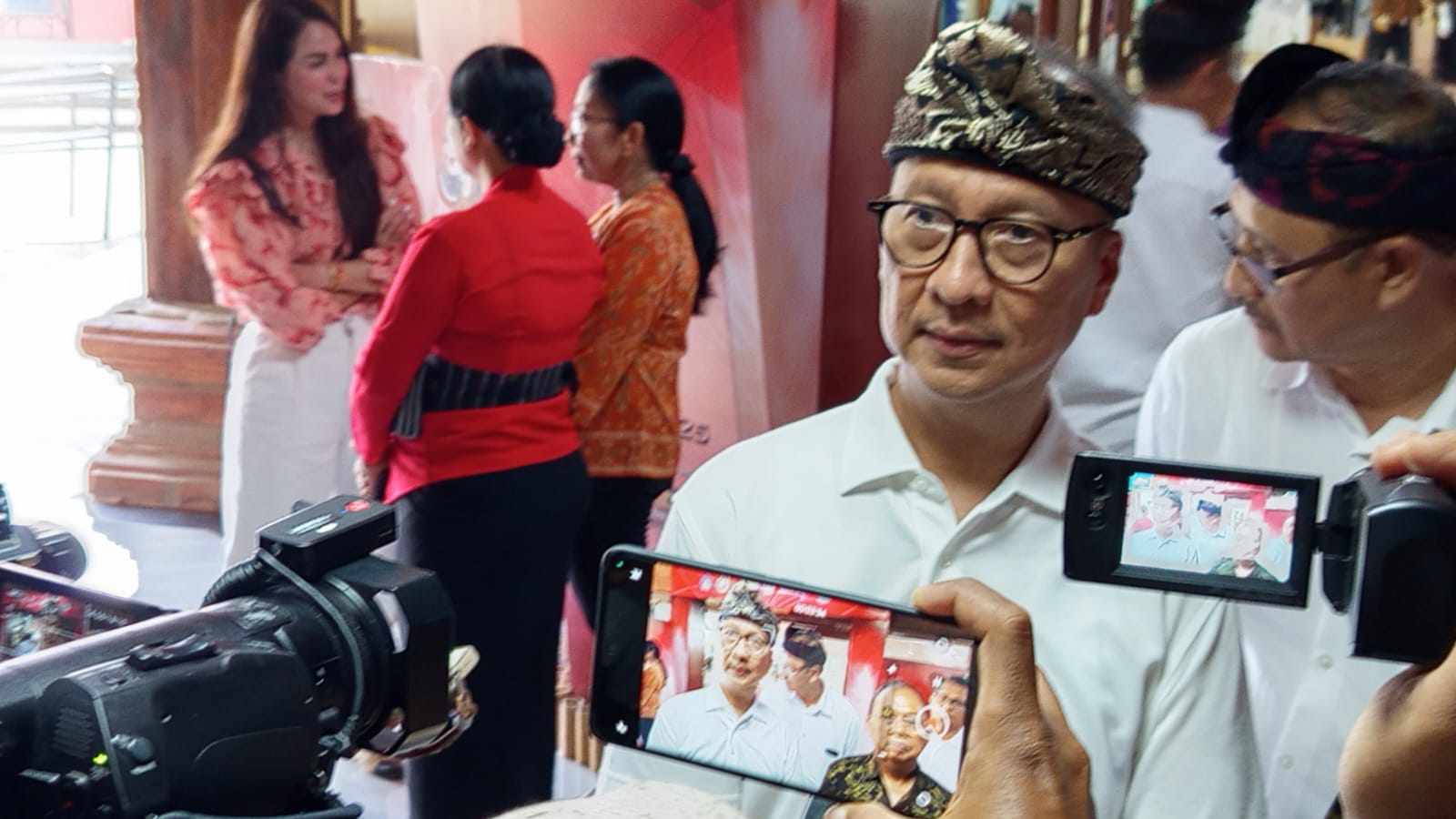 Kunjungi Pameran IKM Bali, Agus Gumiwang Borong Kerajinan untuk Istri Kunjungi Pameran IKM Bali, Agus Gumiwang Borong Kerajinan untuk Istri